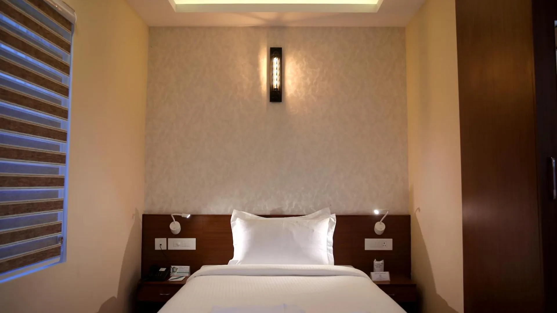 New Dchandelier Kochi Otel